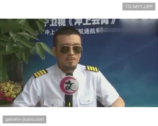 陈一冰穿睡裤逛菜市场,手上那串配饰像能抵一辈子加班钱,训练场上的铁汉脸去哪儿啦 陈一冰穿睡裤逛菜市场,手上那串配饰像能抵一辈子加班钱,训练场上的铁汉脸去哪儿啦