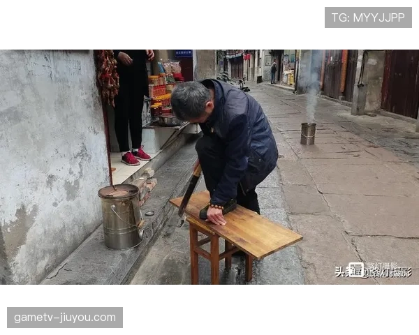 高磊训练完直接去接孩子放学,背的包比我妈买菜还旧 高磊训练完直接去接孩子放学,背的包比我妈买菜还旧